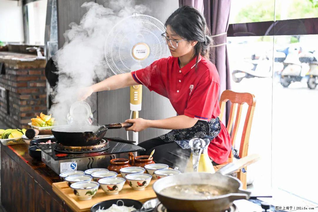 全网追的“扁担女孩”,找了一份暑假工,时薪12元 - 池州生活资讯 - 池州28生活网 chizhou.28life.com